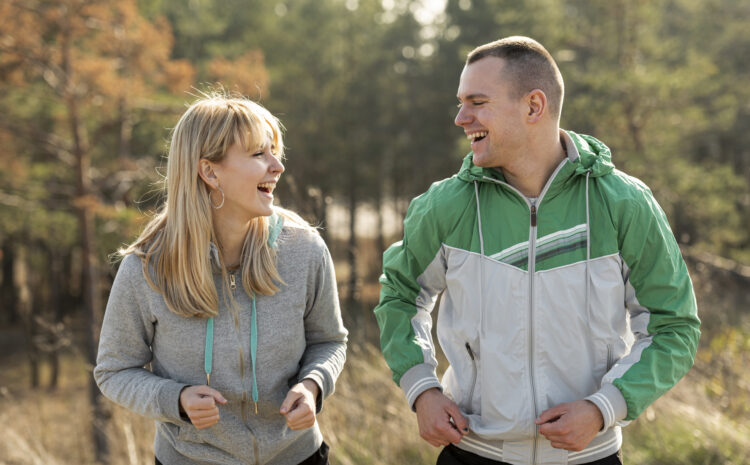 Млада двойка в гората. Здравна застраховка с фиксирани обезщетения
